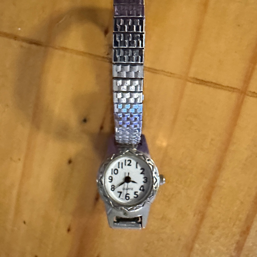 Silver Color Quartz Watch - Picture 2 of 3